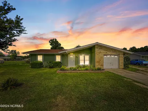 94 Parkway Dr, Jacksonville, NC 28540