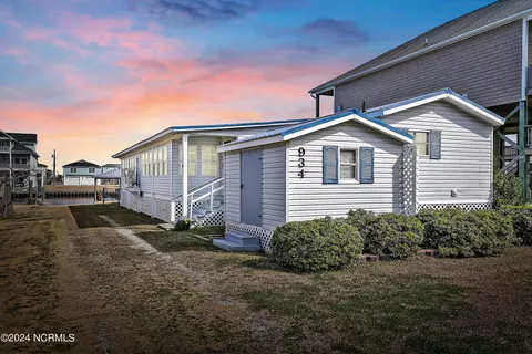 934 Broadway St, Surf City, NC 28445