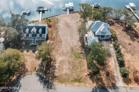 110 Mainsail Dr, Sneads Ferry, NC 28460