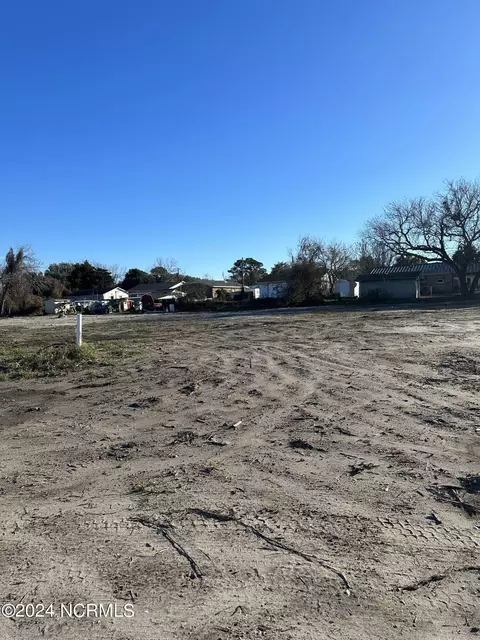 2411 Ferabee St, Morehead City, NC 28557