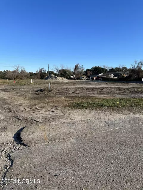 2413 Ferabee St, Morehead City, NC 28557