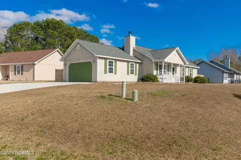 Exterior - 115 Fox Den Dr, Hubert, NC 28539 photo 4 of 10