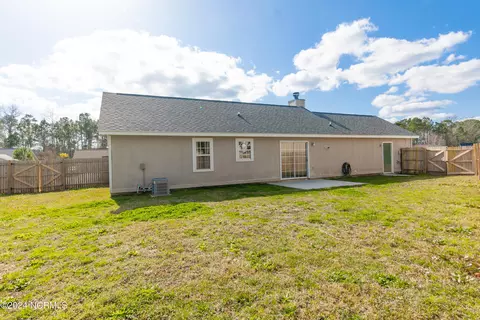 Exterior - 115 Fox Den Dr, Hubert, NC 28539 photo 6 of 10