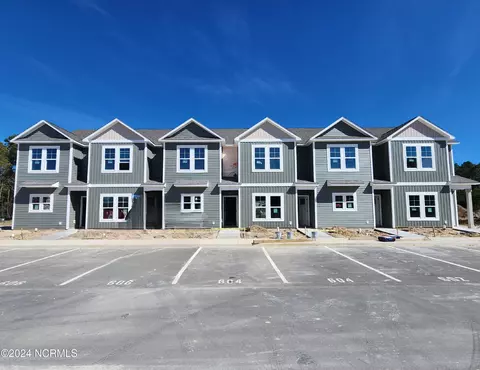 602 Jacks Crossing Dr, Hubert, NC 28539