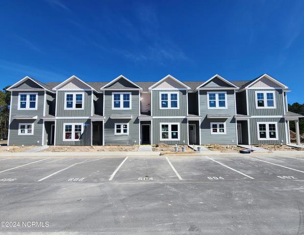 610 Jacks Crossing Dr, Hubert, NC 28539
