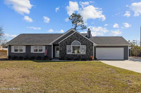 129 Sir Christopher Dr, Newport, NC 28570