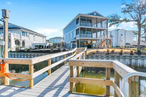 209 SW 15th St, Oak Island, NC 28465