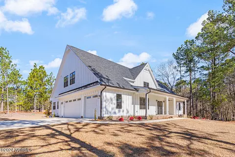 186 Longleaf Dr, West End, NC 27376