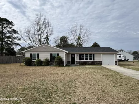 416 Parkway Dr, Jacksonville, NC 28540