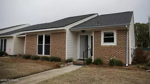 2132 Fox Run Dr, Kinston, NC 28504