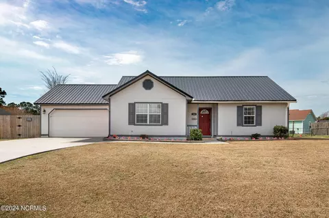 218 Zachary Ln, Hubert, NC 28539