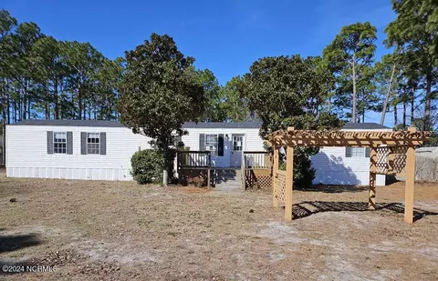 137 Pond Dr, Hubert, NC 28539