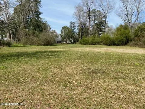 4 Live Oak Cir, Lake Waccamaw, NC 28450