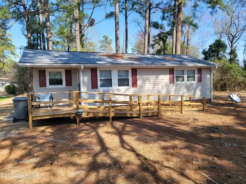 406 E Poplar St, Bladenboro, NC 28320