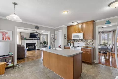 Kitchen - 102 Lafitte Dr, Hubert, NC 28539 photo 4 of 6