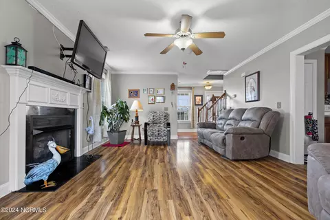 Living - 102 Lafitte Dr, Hubert, NC 28539 photo 2 of 3