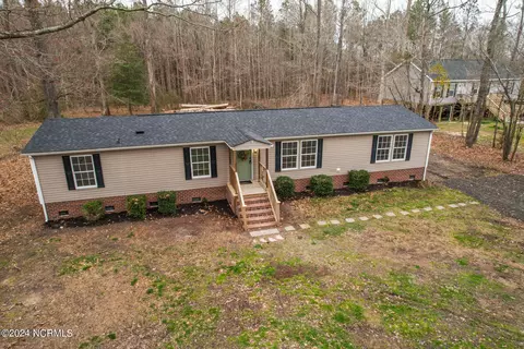 221 Newbern Dr, Knotts Island, NC 27950