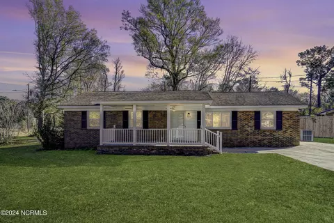 5211 Sardou Rd, Wilmington, NC 28412