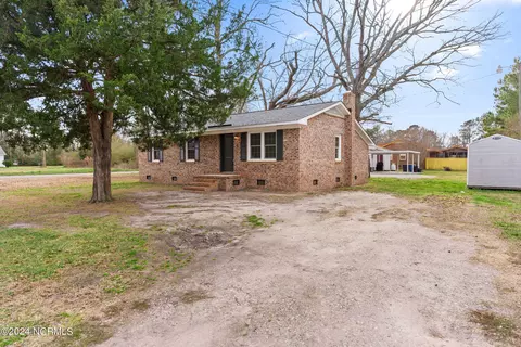 213 S Smith St, Burgaw, NC 28425