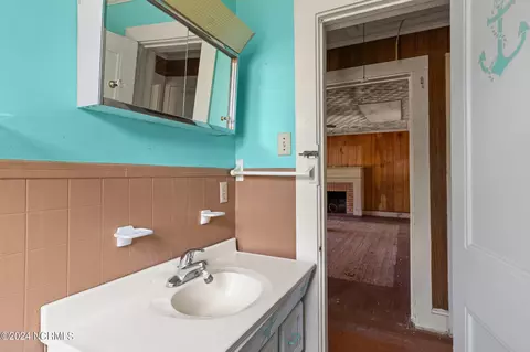 Bath - 526 Pigott Rd, Gloucester, NC 28528 photo 1 of 1