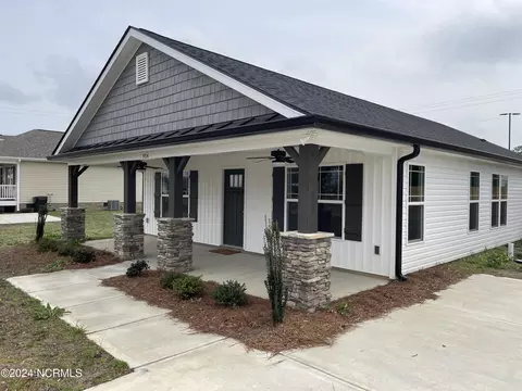 904 E Cutchin St, Clinton, NC 28328