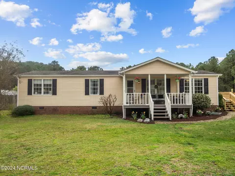 236 Hinson Ln, Richlands, NC 28574