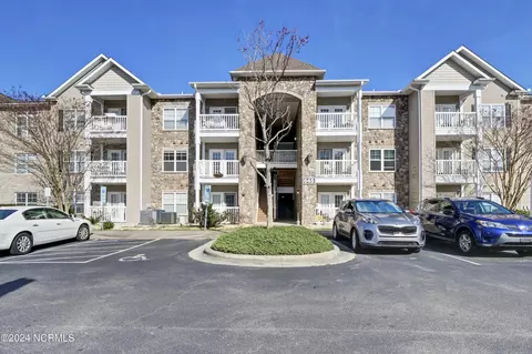 645 Condo Club Dr UNIT 201, Wilmington, NC 28412