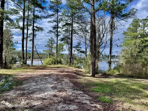 233 Highwood Ln, New Bern, NC 28562