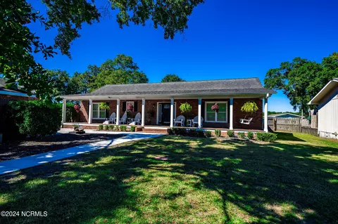 737 Chadwick Shores Dr, Sneads Ferry, NC 28460