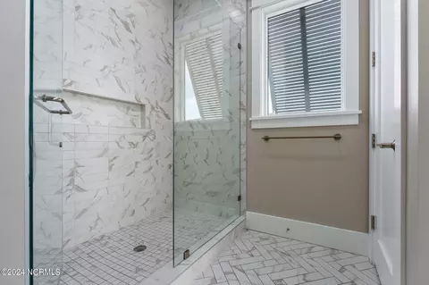 Bath - 146 Cove Side Ln, Hampstead, NC 28443 photo 6 of 10