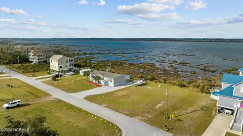 131 East Dr, Harkers Island, NC 28531