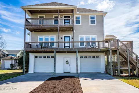 303 Bayshore Dr, Cape Carteret, NC 28584