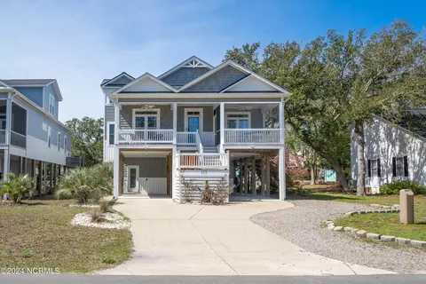 113 SE 9th St, Oak Island, NC 28465