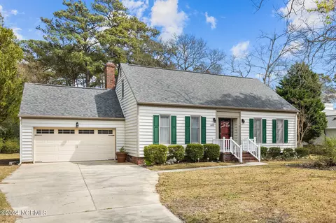 1602 Chip Shot Dr, Morehead City, NC 28557