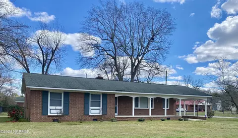 405 S Elm St, Maxton, NC 28364