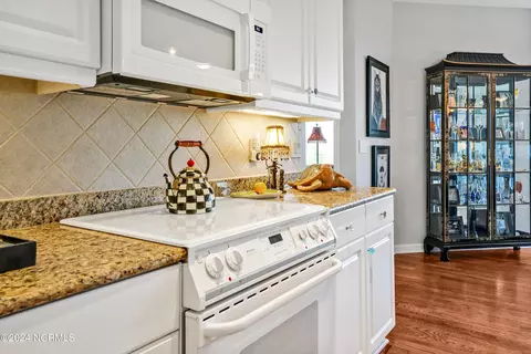 Kitchen - 422 Lakeview Dr, Hampstead, NC 28443 photo 8 of 9