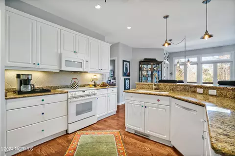 Kitchen - 422 Lakeview Dr, Hampstead, NC 28443 photo 6 of 9