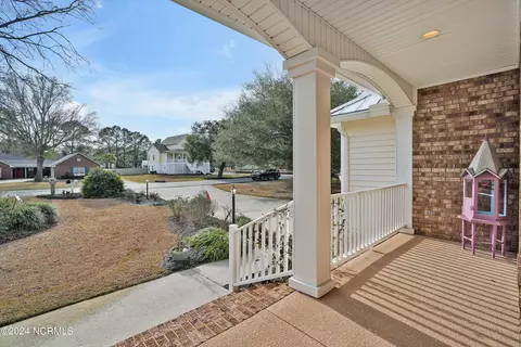 Exterior - 422 Lakeview Dr, Hampstead, NC 28443 photo 2 of 9