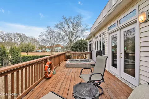 Exterior - 422 Lakeview Dr, Hampstead, NC 28443 photo 7 of 9