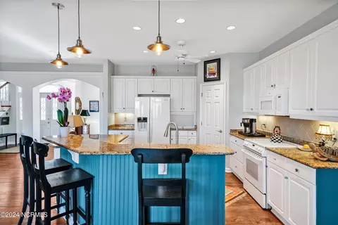Kitchen - 422 Lakeview Dr, Hampstead, NC 28443 photo 7 of 9