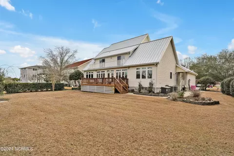 Exterior - 422 Lakeview Dr, Hampstead, NC 28443 photo 4 of 9