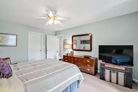 Bedroom - 422 Lakeview Dr, Hampstead, NC 28443 photo 5 of 7