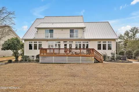 Exterior - 422 Lakeview Dr, Hampstead, NC 28443 photo 5 of 9
