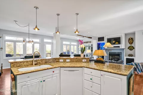 Kitchen - 422 Lakeview Dr, Hampstead, NC 28443 photo 5 of 9