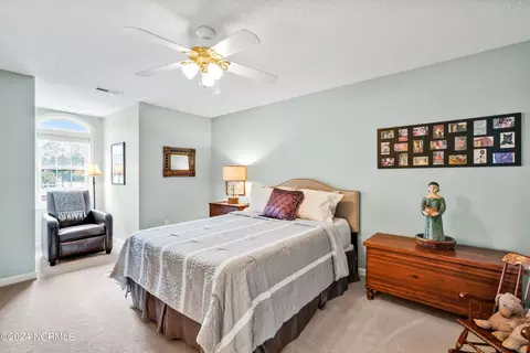 Bedroom - 422 Lakeview Dr, Hampstead, NC 28443 photo 4 of 7