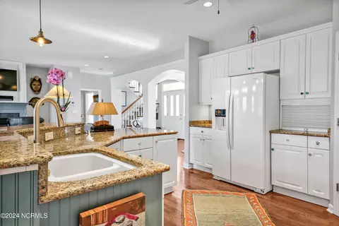 Kitchen - 422 Lakeview Dr, Hampstead, NC 28443 photo 4 of 9