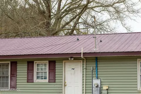144 Winter Ln, Pembroke, NC 28372