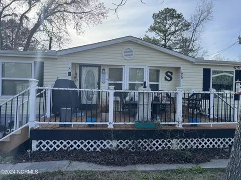 125 Daniel Dr, Hubert, NC 28539