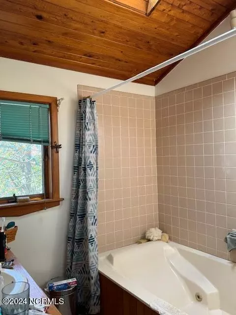 Bath - 15 Palmetto Ln, Southern Shores, NC 27949 photo 2 of 2