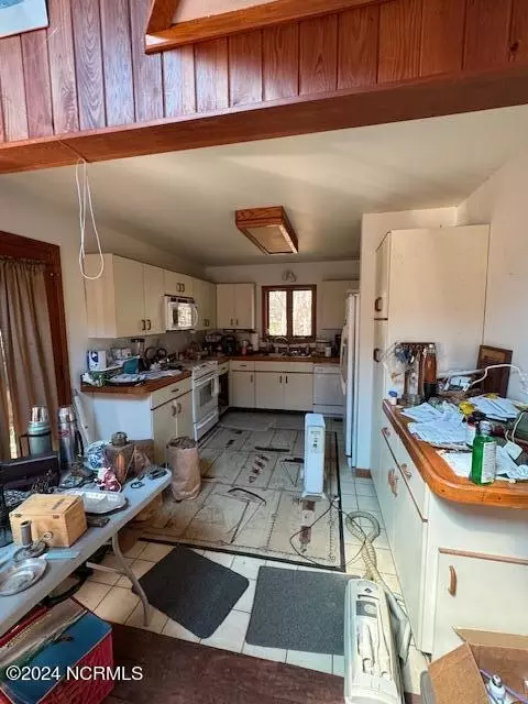 Kitchen - 15 Palmetto Ln, Southern Shores, NC 27949 photo 1 of 2
